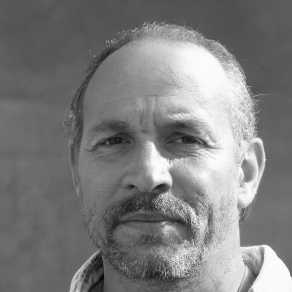 Participant engagé dans une discussion de groupe